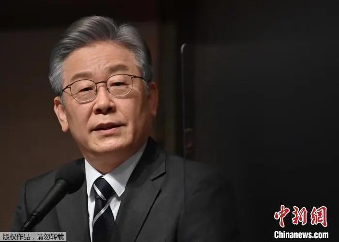 国际人物:“痛苦并未将他打倒”!李在明连任韩国最大在野党党首 第2张 国际人物:“痛苦并未将他打倒”!李在明连任韩国最大在野党党首 第2张