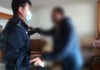派出所里男子叫板民警：“不要拦我！”