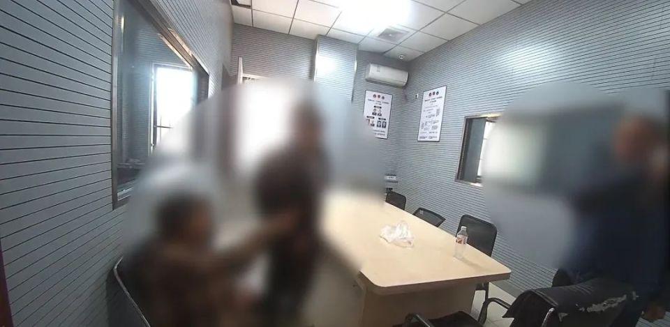 派出所里男子叫板民警：“不要拦我！”  第2张