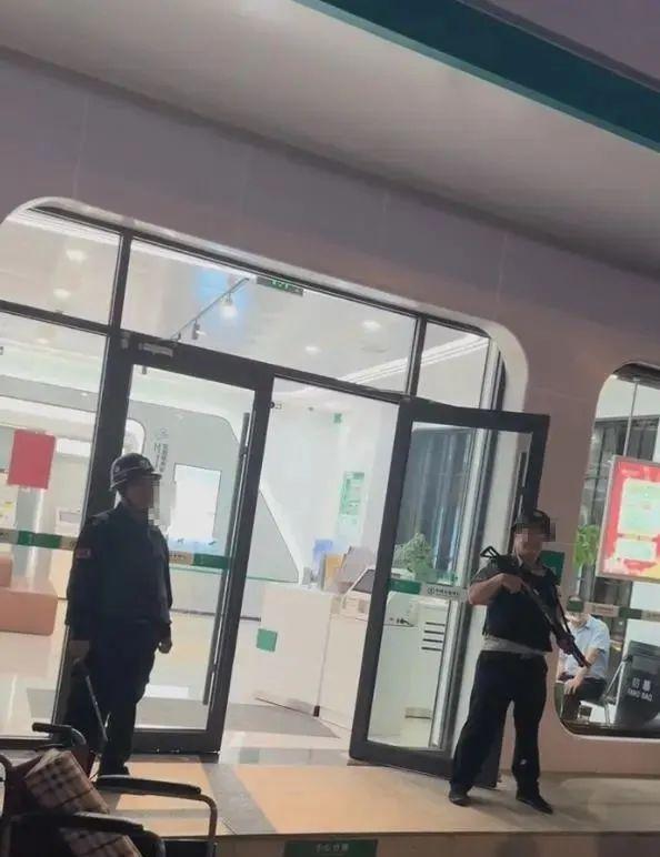 患病老人被要求本人到场取钱时死亡,农行株洲支行最新回应:向逝者致以沉痛哀悼 第3张 患病老人被要求本人到场取钱时死亡,农行株洲支行最新回应:向逝者致以沉痛哀悼 第3张