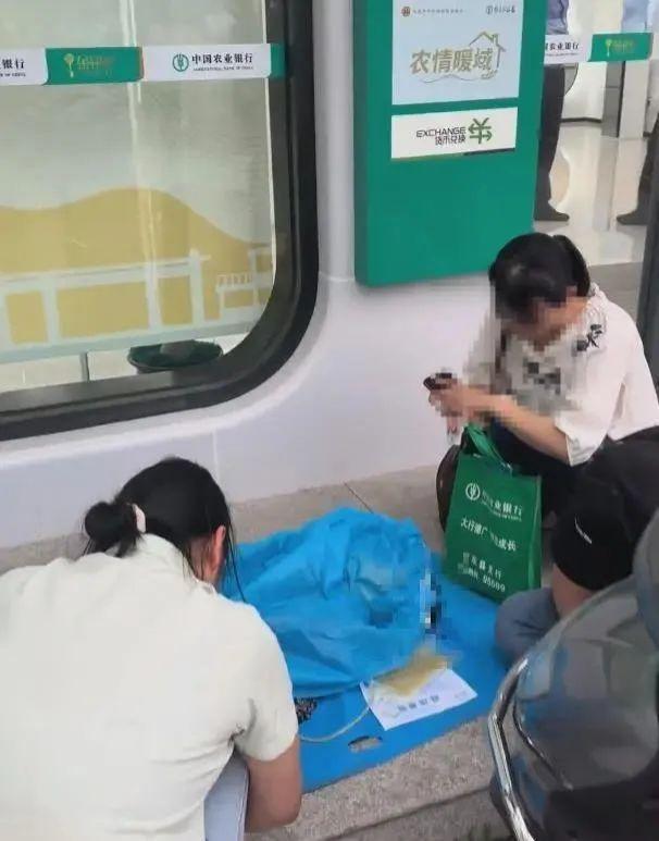 患病老人被要求本人到场取钱时死亡,农行株洲支行最新回应:向逝者致以沉痛哀悼 第2张 患病老人被要求本人到场取钱时死亡,农行株洲支行最新回应:向逝者致以沉痛哀悼 第2张