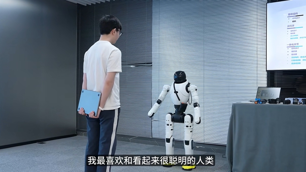 人形机器人灵犀X2掌握新技能:有了“内心戏”,还会拳脚功夫 第1张 人形机器人灵犀X2掌握新技能:有了“内心戏”,还会拳脚功夫 第1张