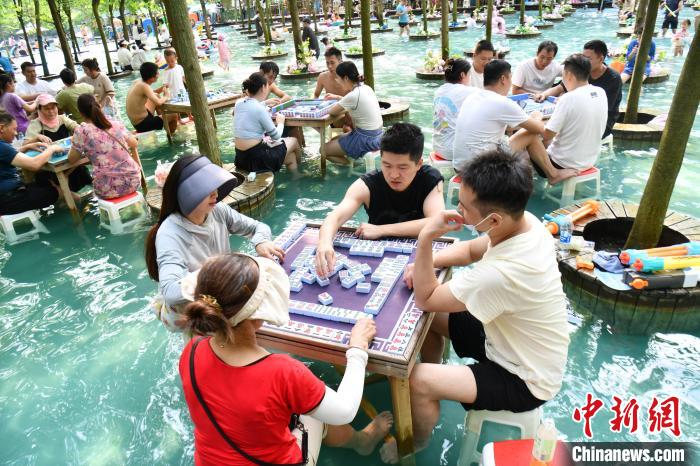 四川成都：高温天气持续 民众体验“水上麻将	”  第2张