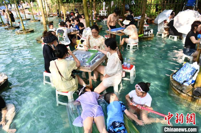 四川成都：高温天气持续 民众体验“水上麻将	”  第6张