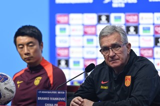 蒋圣龙突遭伤病出战世预赛存疑，国足生死战后防线严重减员