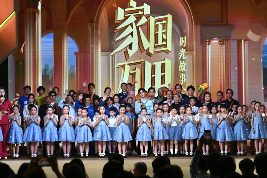 “家国万里时光故事会” 举行，多家庭共话家风与家国情怀  第1张
